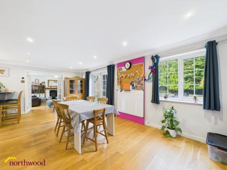 4 bedroom Detached house for sale in Greenhills Park, Bloxham, OX15