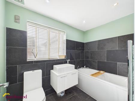 4 bedroom Detached house for sale in Greenhills Park, Bloxham, OX15