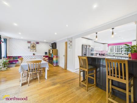 4 bedroom Detached house for sale in Greenhills Park, Bloxham, OX15