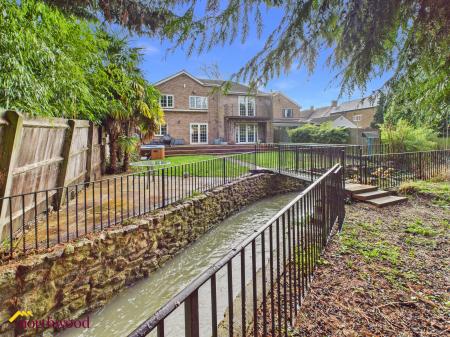 4 bedroom Detached house for sale in Greenhills Park, Bloxham, OX15