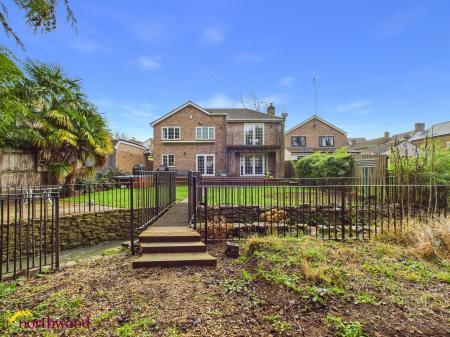 4 bedroom Detached house for sale in Greenhills Park, Bloxham, OX15