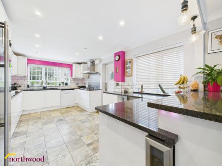 4 bedroom Detached house for sale in Greenhills Park, Bloxham, OX15