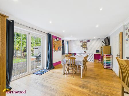 4 bedroom Detached house for sale in Greenhills Park, Bloxham, OX15