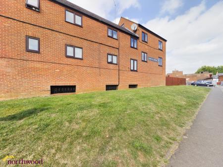 1 bedroom Flat to let in Christchurch Court, Banbury, OX16
