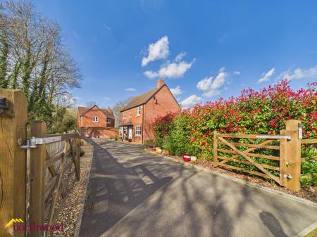 4 bedroom Detached house for sale in Bismore Road, Banbury, OX16