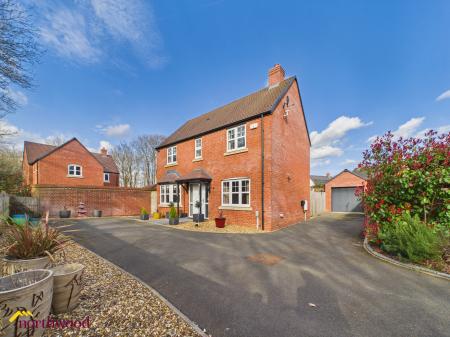 4 bedroom Detached house for sale in Bismore Road, Banbury, OX16