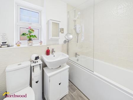 4 bedroom Detached house for sale in Bismore Road, Banbury, OX16