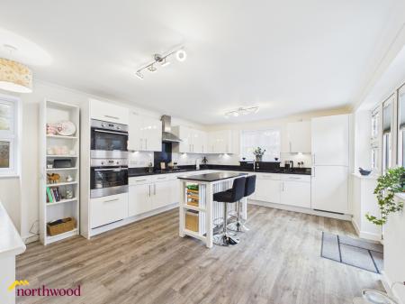 4 bedroom Detached house for sale in Bismore Road, Banbury, OX16