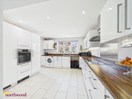 5 bedroom Detached house for sale in Hart Close, Banbury, OX16