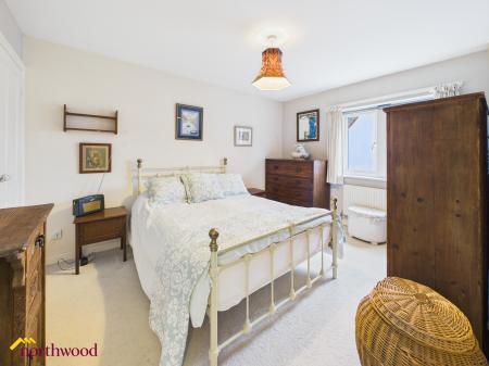 2 bedroom End of terrace house for sale in Miles Meadow, Stratford-upon-Avon, CV37