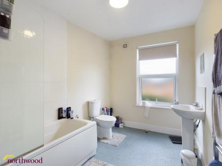 4 bedroom Terraced House to let in Middleton Road, Banbury, OX16