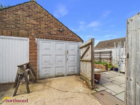 3 bedroom Semi-detached house for sale in Hillview Crescent, Banbury, OX16