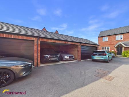 3 bedroom Semi-detached house for sale in Bennett Drive, Banbury, OX16