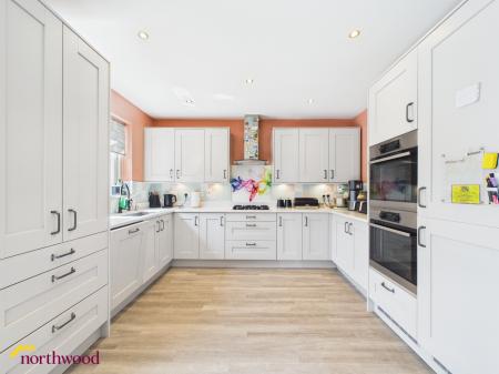 4 bedroom Detached house for sale in Bateman Close, Banbury, OX16