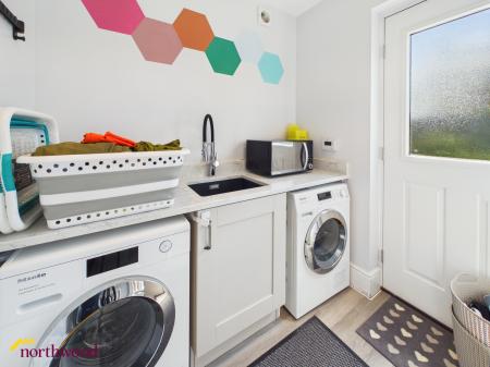 4 bedroom Detached house for sale in Bateman Close, Banbury, OX16