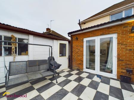4 bedroom Semi-detached house to let in Pinhill Road, Banbury, OX16