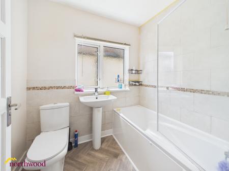 4 bedroom Semi-detached house to let in Greys Close, Banbury, OX16