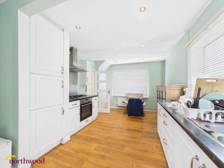 4 bedroom Semi-detached house to let in Greys Close, Banbury, OX16