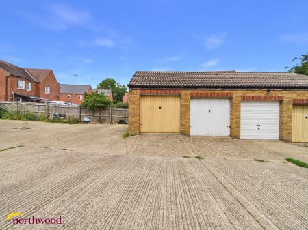 2 bedroom Terraced House to let in Frensham Close, Banbury, OX16