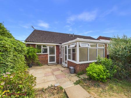 2 bedroom Semi-detached bungalow for sale in Cheviot Way, Banbury, OX16