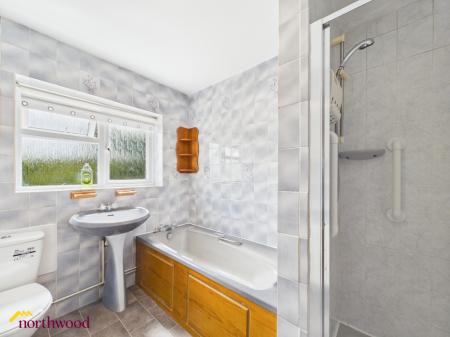 3 bedroom Semi-detached house to let in Hillview Crescent, Banbury, OX16
