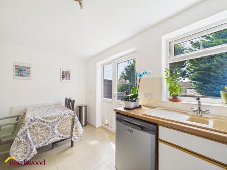 2 bedroom Terraced House for sale in Blenheim Rise, Kings Sutton, OX17