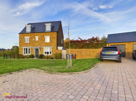 4 bedroom Semi-detached house to let in The Robins, Adderbury, OX17