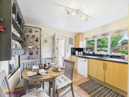 3 bedroom Semi-detached house for sale in Woodgreen Avenue, Banbury, OX16