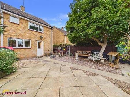 3 bedroom Semi-detached house for sale in Woodgreen Avenue, Banbury, OX16
