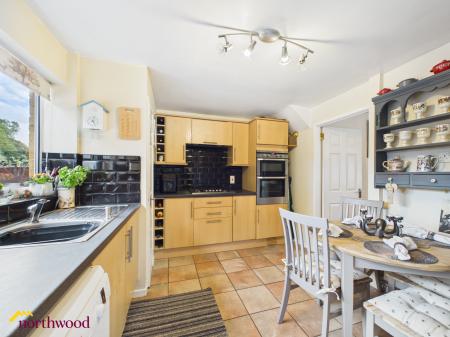 3 bedroom Semi-detached house for sale in Woodgreen Avenue, Banbury, OX16