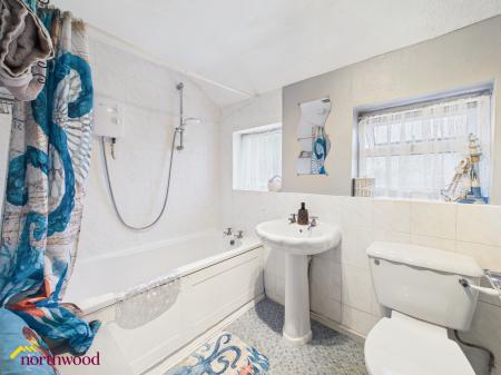 3 bedroom Semi-detached house for sale in Woodgreen Avenue, Banbury, OX16