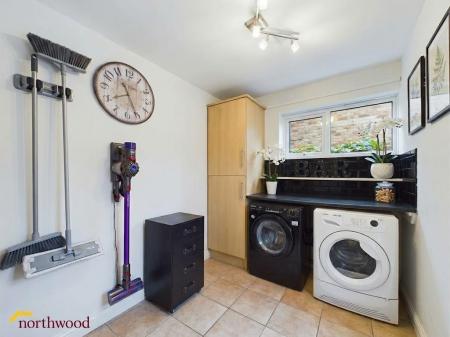 3 bedroom Semi-detached house for sale in Woodgreen Avenue, Banbury, OX16