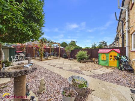 3 bedroom Semi-detached house for sale in Woodgreen Avenue, Banbury, OX16