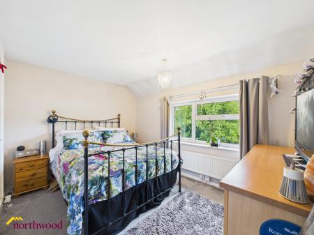 3 bedroom Semi-detached house for sale in Woodgreen Avenue, Banbury, OX16