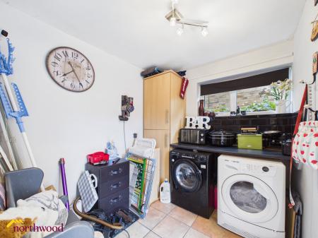 3 bedroom Semi-detached house for sale in Woodgreen Avenue, Banbury, OX16