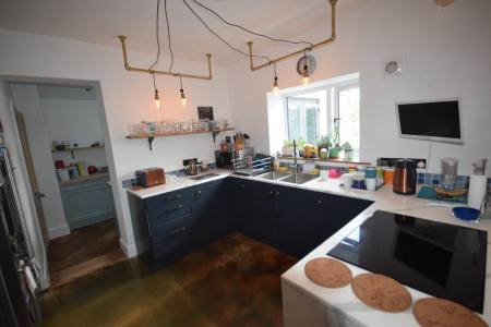 4 bedroom Semi-detached house to let in Rock Avenue, Newport, Barnstaple, EX32