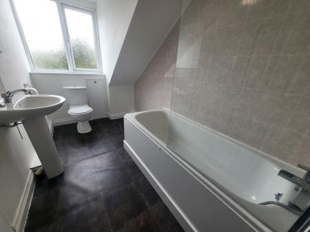 2 bedroom Maisonette to let in Newport Road, Newport, Barnstaple, EX32