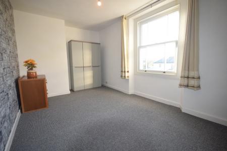 2 bedroom Flat to let in Fore Street, Northam, EX39