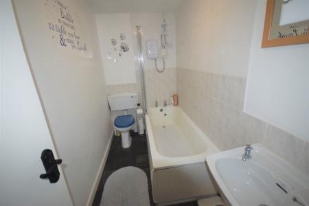 2 bedroom Flat to let in Fore Street, Northam, EX39