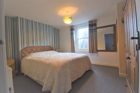 2 bedroom Flat to let in Fore Street, Northam, EX39