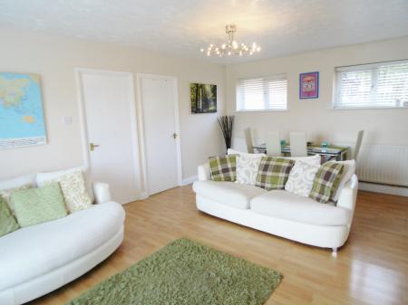 2 bedroom Detached house to let in Monarch Close, Hatch Warren, Basingstoke, RG22