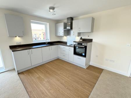 2 bedroom Flat to let in New Road, Tadley, RG26