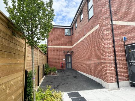 2 bedroom Flat to let in New Road, Tadley, RG26