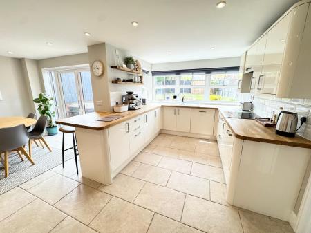 5 bedroom Detached house for sale in Firecrest Road, Gabriel Park, Basingstoke, RG22