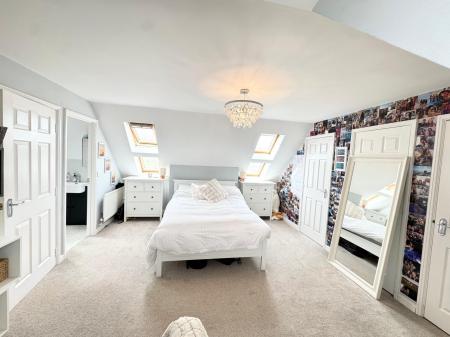 5 bedroom Detached house for sale in Firecrest Road, Gabriel Park, Basingstoke, RG22