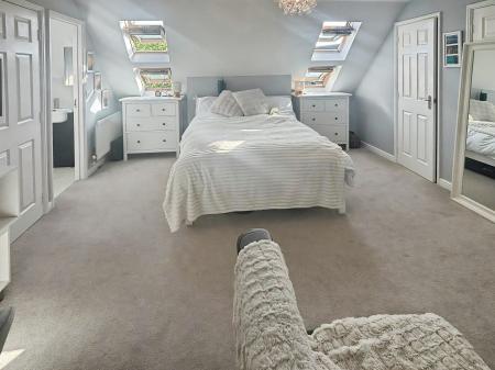 5 bedroom Detached house for sale in Firecrest Road, Gabriel Park, Basingstoke, RG22