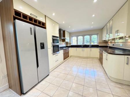4 bedroom Detached house to let in Hopton Garth, Lychpit, Basingstoke, RG24