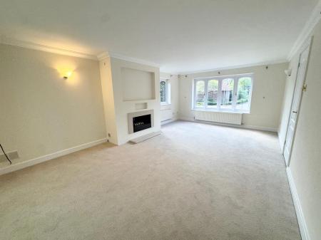 4 bedroom Detached house to let in Hopton Garth, Lychpit, Basingstoke, RG24