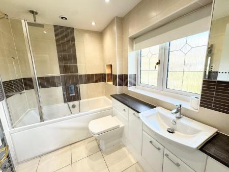 4 bedroom Detached house to let in Hopton Garth, Lychpit, Basingstoke, RG24