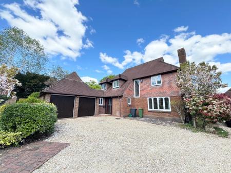 4 bedroom Detached house to let in Hopton Garth, Lychpit, Basingstoke, RG24